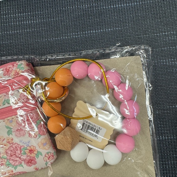 Simply Southern Floral Pink Triple-Zip Wristlet Coin Purse with Beaded Bangle - Picture 3 of 4